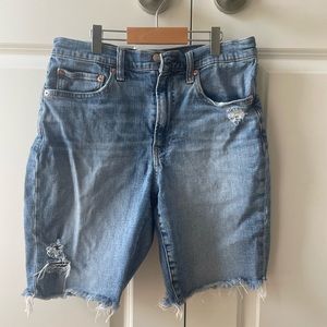 Sold. The perfect long denim/ Bermuda short. Gap. Size 28. Excellent condition.